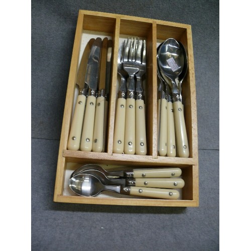 107 - SMART CUTLERY SET WITH RIVETED CREAM HANDLES. CONTAINED IN WOODEN TRAY.