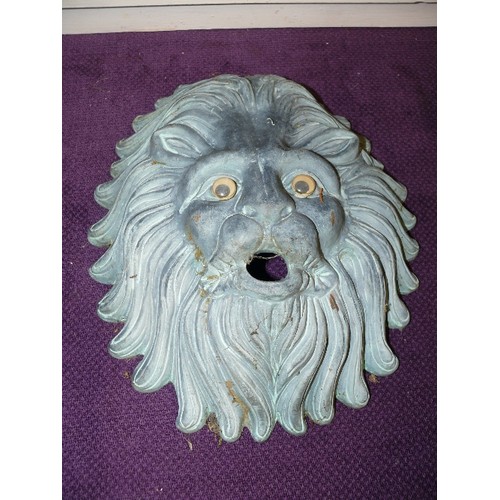 114 - LION FACE GARDEN HANGING WALL PLAQUE.