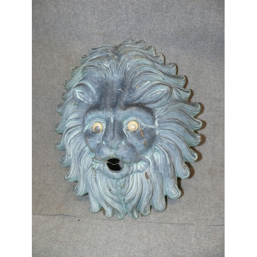 114 - LION FACE GARDEN HANGING WALL PLAQUE.