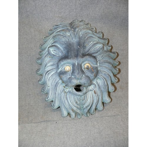 114 - LION FACE GARDEN HANGING WALL PLAQUE.