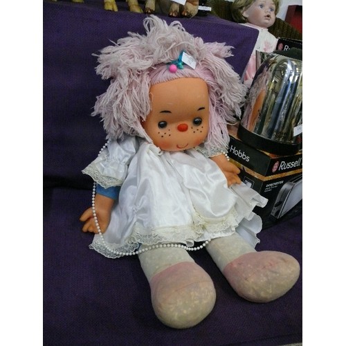 132 - LARGE VINTAGE BAMBOLA SPUMONE/KOMFY ICE-CREAM DOLL, COMPLETE WITH FRECKLES & PINK WOOL HAIR.