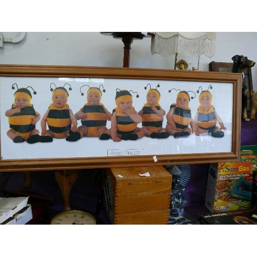 135 - ANNE GEDDES ADORABLE BUMBLE BEE BABIES PHOTOGRAPH. FRAMED/GLAZED.