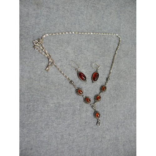 10 - A SET OF AMBER AND SILVER NECKLACE AND EARRINGS