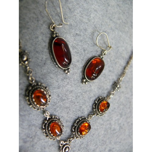 10 - A SET OF AMBER AND SILVER NECKLACE AND EARRINGS