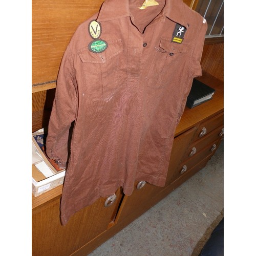 431 - VINTAGE BROWNIE UNIFORM TOP, GIRL GUIDES AND SCOUTS - STEPS TO GIRL GUIDING,  NORFOLK BOY SCOUTS SON... 