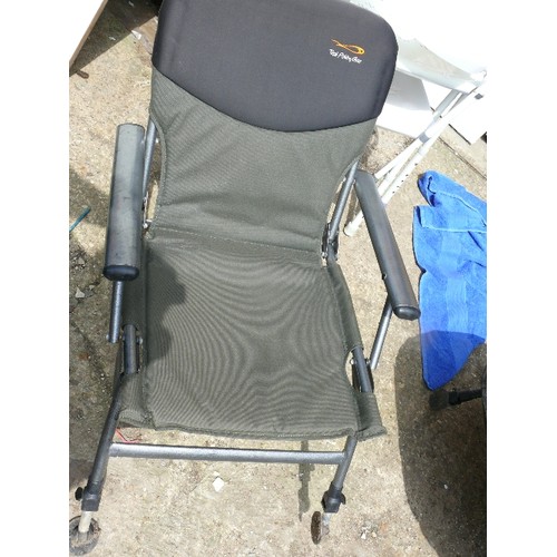 467 - 2 FISHING BEDS AND 1 FISHING CHAIR