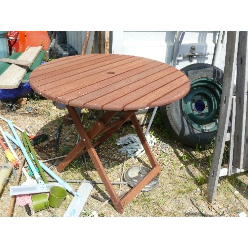 471 - TEAK ROUND GARDEN TABLE WITH PARASOL HOLE (FOLDING|)