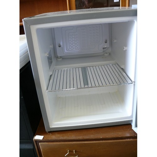 443 - TURBO EDITION DRINKS COOLER/FRIDGE, GLASS DO0R