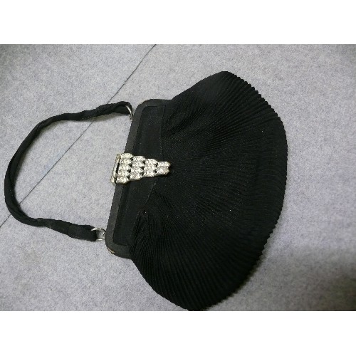 3 - A DIVINE VINTAGE 1930/40`S BLACK EVENING BAG WITH DIAMONTE CLASP, BEAUTIFUL PLEATED BODY