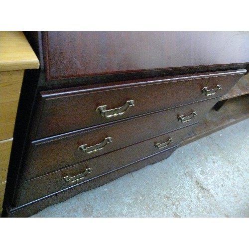 422 - WRITING BUREAU IN MAHOGANY FINISH