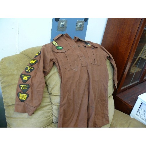 431 - VINTAGE BROWNIE UNIFORM TOP, GIRL GUIDES AND SCOUTS - STEPS TO GIRL GUIDING,  NORFOLK BOY SCOUTS SON... 