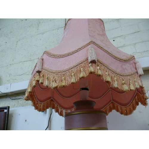 70 - LOVELY DUSKY PINK TABLE LAMP WITH SCALLOPED & TASSELLED SHADE.