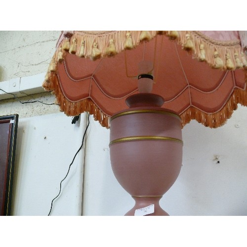 70 - LOVELY DUSKY PINK TABLE LAMP WITH SCALLOPED & TASSELLED SHADE.