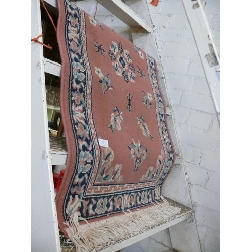 172 - SMALL RUG IN DUSKY PINK & BLUE. FRINGED.