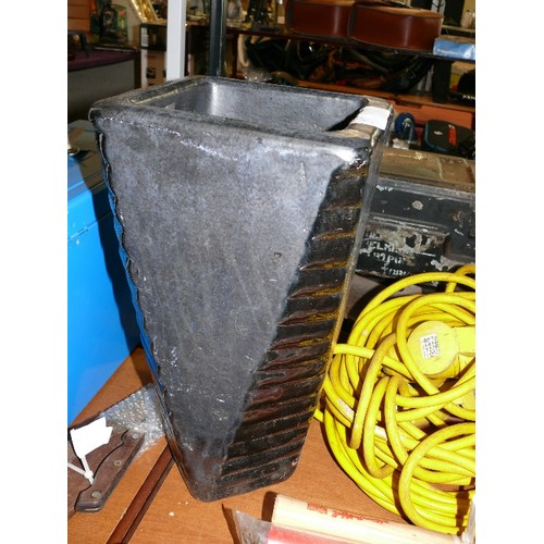 202 - HEAVY UMBRELLA POT STAND/PLANT POT