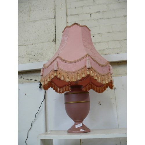80 - LOVELY DUSKY PINK TABLE LAMP WITH SCALLOPED & TASSELLED SHADE.