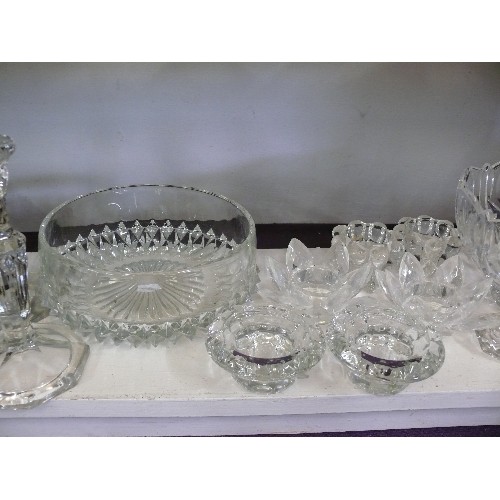 89 - A LARGE SELECTION OF GOOD QUALITY CRYSTAL AND CUT GLASS BOWLS AND CANDLE HOLDERS