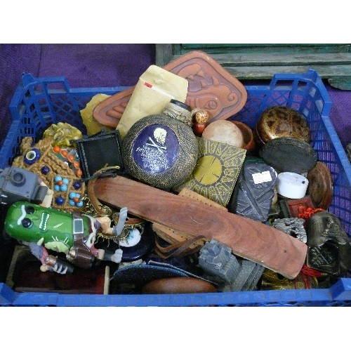 101 - A MIXED TRAY OF VARIOUS COLLECTABLE ITEMS TO INCLUDE TOYS, TRINKET POTS, PLAQUES, BOTTLES ETC