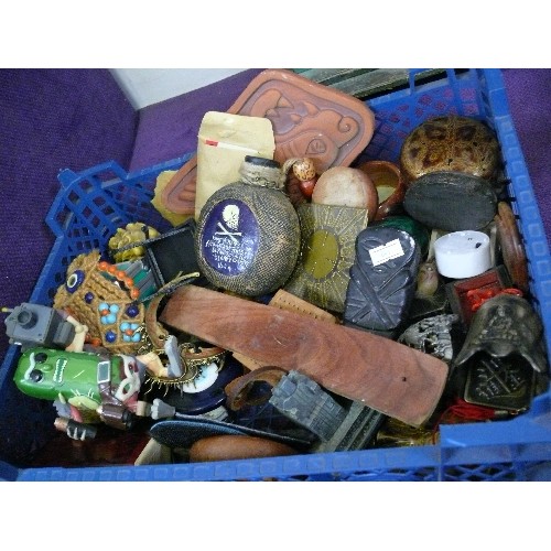 101 - A MIXED TRAY OF VARIOUS COLLECTABLE ITEMS TO INCLUDE TOYS, TRINKET POTS, PLAQUES, BOTTLES ETC