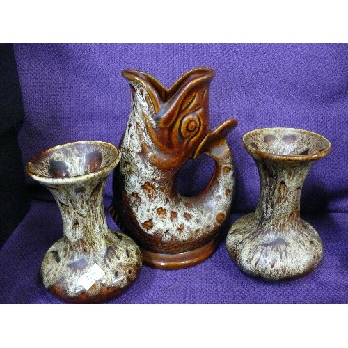 113 - A FOSTERS POTTERY GURGLE FISH JUG PLUS A PAIR OF MATCHING VASES