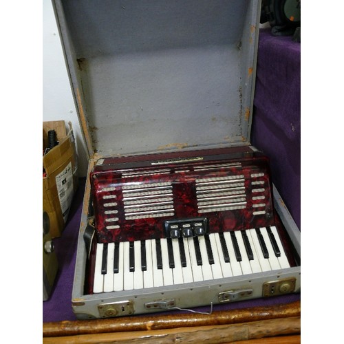 118 - A WORLDMASTER ACCORDIAN IN FITTED CASE