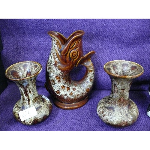 113 - A FOSTERS POTTERY GURGLE FISH JUG PLUS A PAIR OF MATCHING VASES