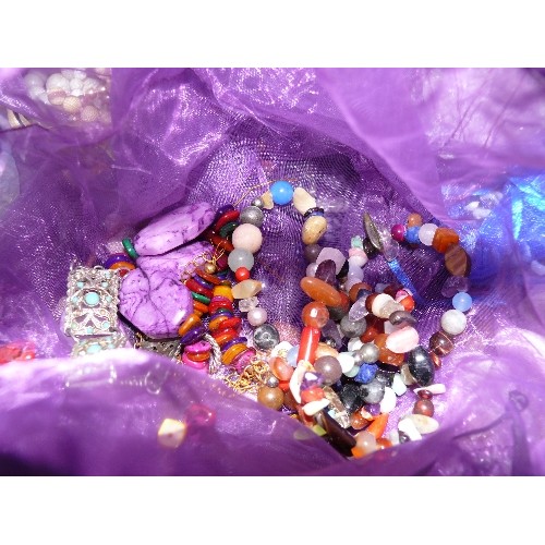 123 - A LARGE SELECTION OF JEWELLERY MAKING BEADS AND GEMSTONES, WITH SOME TOOLS.