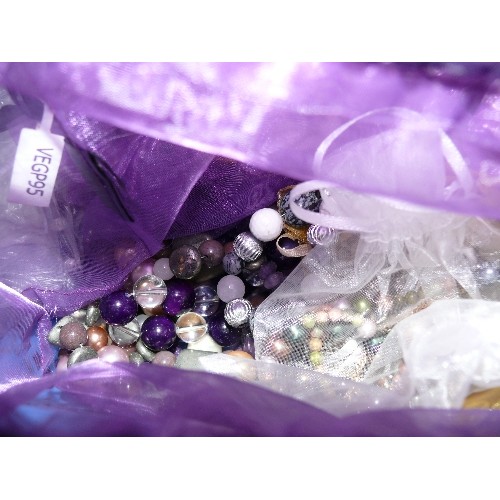 123 - A LARGE SELECTION OF JEWELLERY MAKING BEADS AND GEMSTONES, WITH SOME TOOLS.