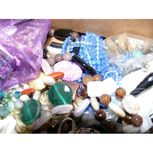 153 - A LARGE SELECTION OF BEAD AND GEMSTONE JEWELLERY