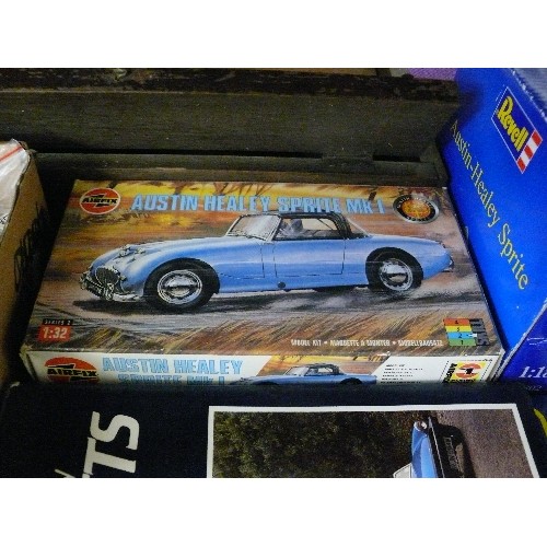 156 - A COLLECTION OF AUSTIN HEALEY MODELS TO INCLUDE AN AIRFIX MODEL KIT, REVELL AUSTIN HEALEY SPRITE ETC... 