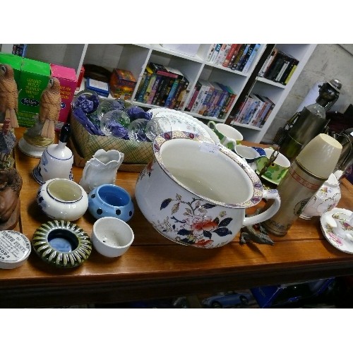 157 - A LARGE SELECTION OF MIXED COLLECTABLES TO INCLUDE BURLEIGH WARE CHAMBER POT, SADLER TEAPOT, HEAVY B... 