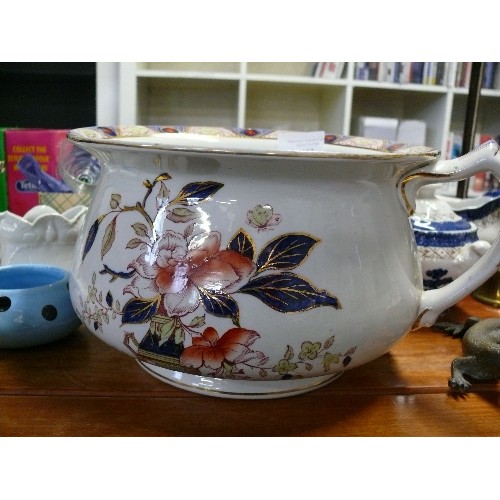 157 - A LARGE SELECTION OF MIXED COLLECTABLES TO INCLUDE BURLEIGH WARE CHAMBER POT, SADLER TEAPOT, HEAVY B... 