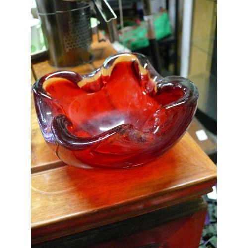 159 - A RED ART GLASS DUCK AND GLASS ASHTRAY