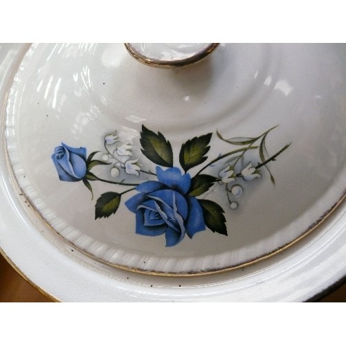 170 - A WEDGWOOD PART DINNER SERVICE 'HEDGE ROSE'