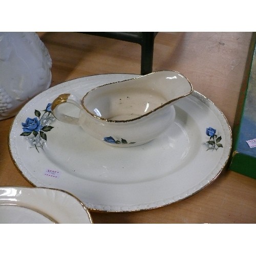 170 - A WEDGWOOD PART DINNER SERVICE 'HEDGE ROSE'