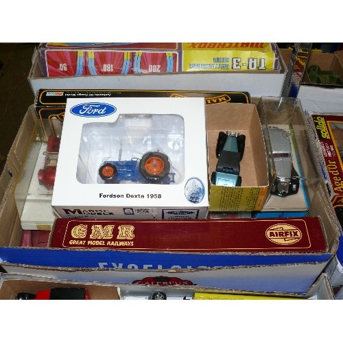 185 - A MIXED BOX OF COLLECTORS VEHICLES TO INCLUDE MATCHBOX, CORGI ETC