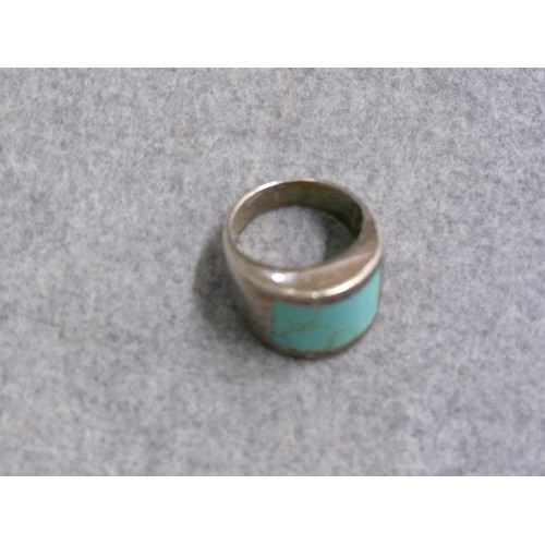 18 - A SOLID SILVER AND TURQUOISE RING SIZE Q-R, WEIGHT 10.85gr