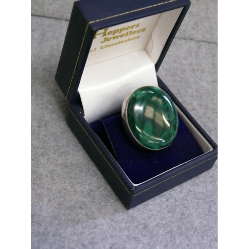 21 - A SOLID SILVER AND MALACHITE RING, SIZE M WEIGHT 15.36gr