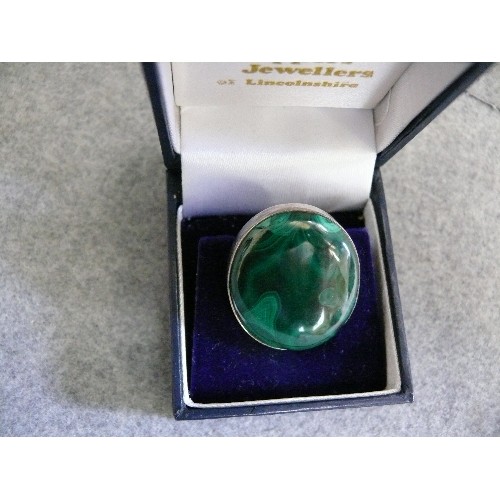 21 - A SOLID SILVER AND MALACHITE RING, SIZE M WEIGHT 15.36gr