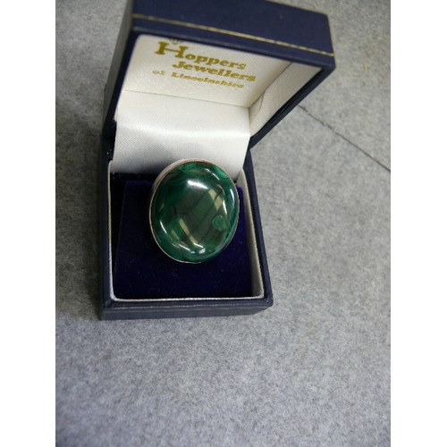 21 - A SOLID SILVER AND MALACHITE RING, SIZE M WEIGHT 15.36gr