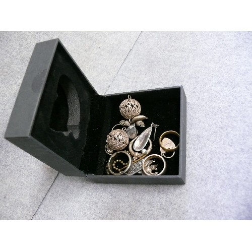 24 - COLLECTION OF SILVER PIECES - SKULLS BAT, A COUPLE OF RINGS