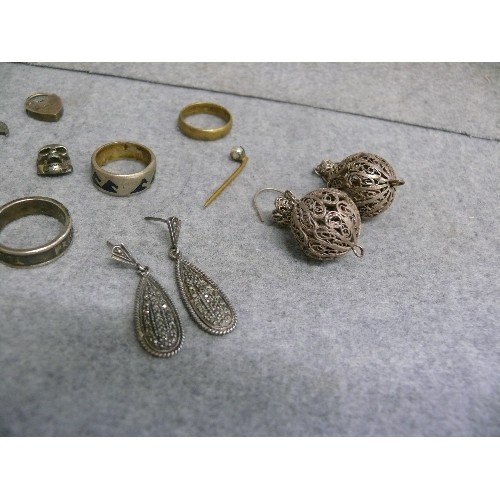 24 - COLLECTION OF SILVER PIECES - SKULLS BAT, A COUPLE OF RINGS