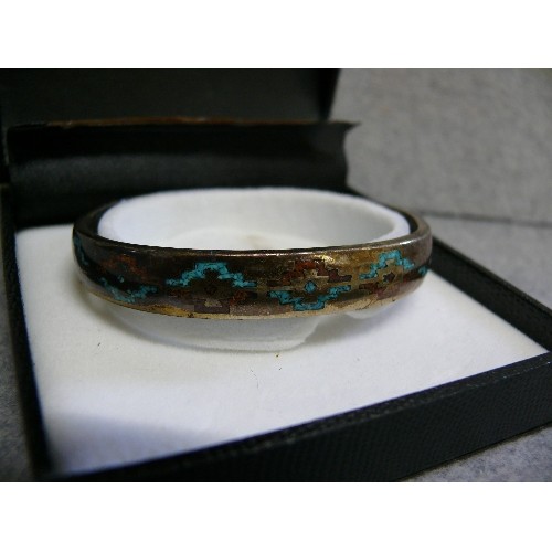 37 - A SOLID SILVER BANGLE OF MICRO MOSAIC IN RED AND TURQUOISE STONES SET INTO THE SURFACE WEIGHT 25.88g... 