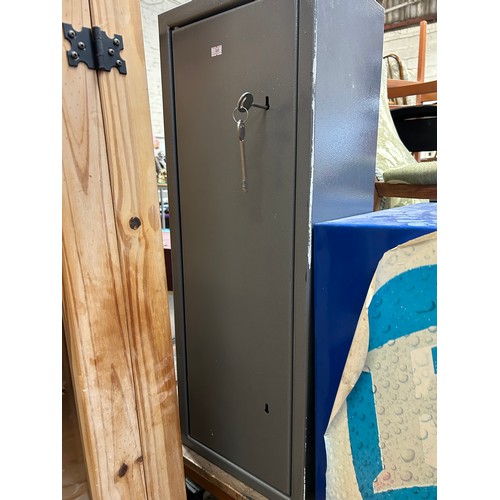 446A - Gun cabinet with keys