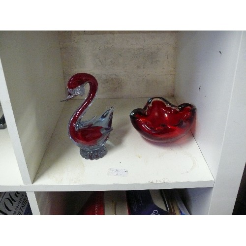 159 - A RED ART GLASS DUCK AND GLASS ASHTRAY