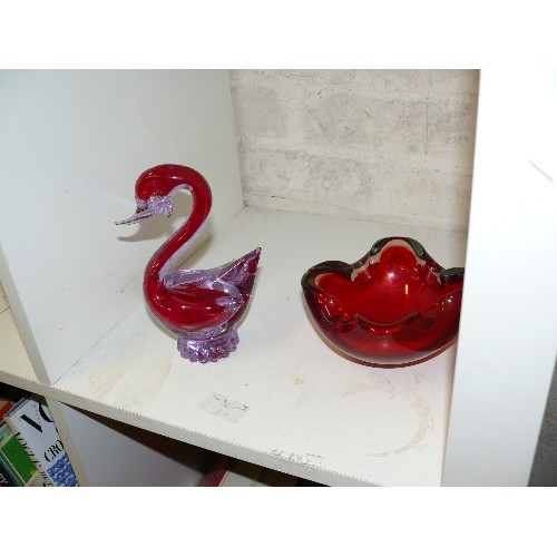 159 - A RED ART GLASS DUCK AND GLASS ASHTRAY