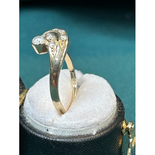 52 - A pretty 9ct gold frond ring with clear stones - 1.3 grams, size F