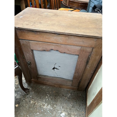 441 - An early 20th Century part pine pantry cupboard or meat safe with metal mesh door panel, interior sh... 