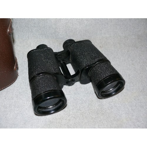 243 - A PAIR OF FIELD BINOCULARS IN LEATHER CASE BY REGENT