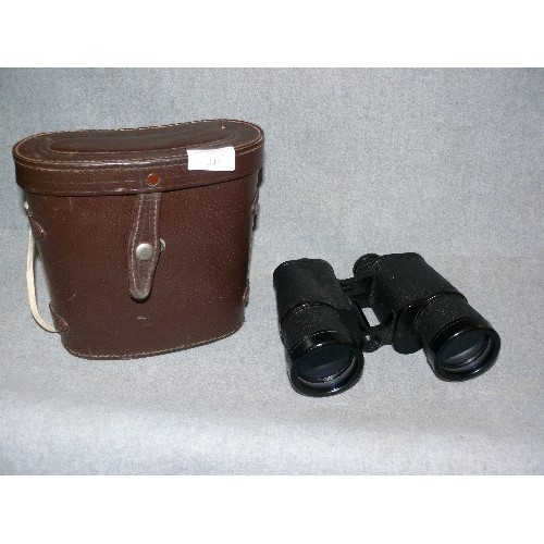 243 - A PAIR OF FIELD BINOCULARS IN LEATHER CASE BY REGENT